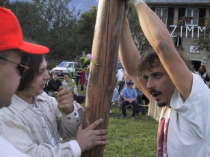 Werner (bezecht) beim Bamaschmeissn, Highlandgames 2001